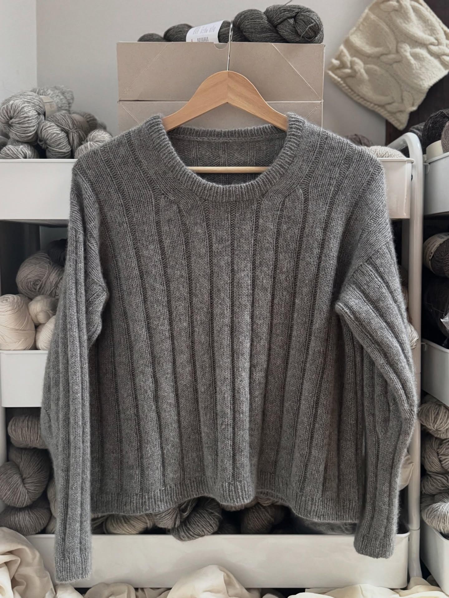 Свитер с японским плечом