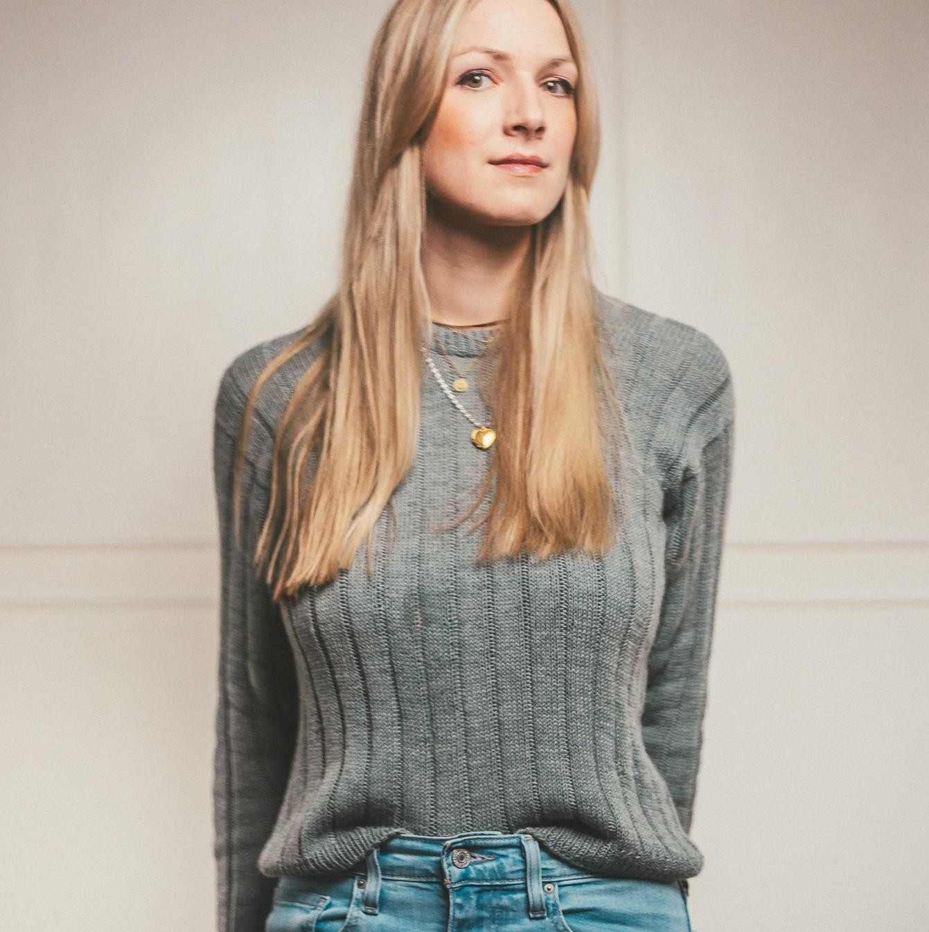 Свитер с японским плечом