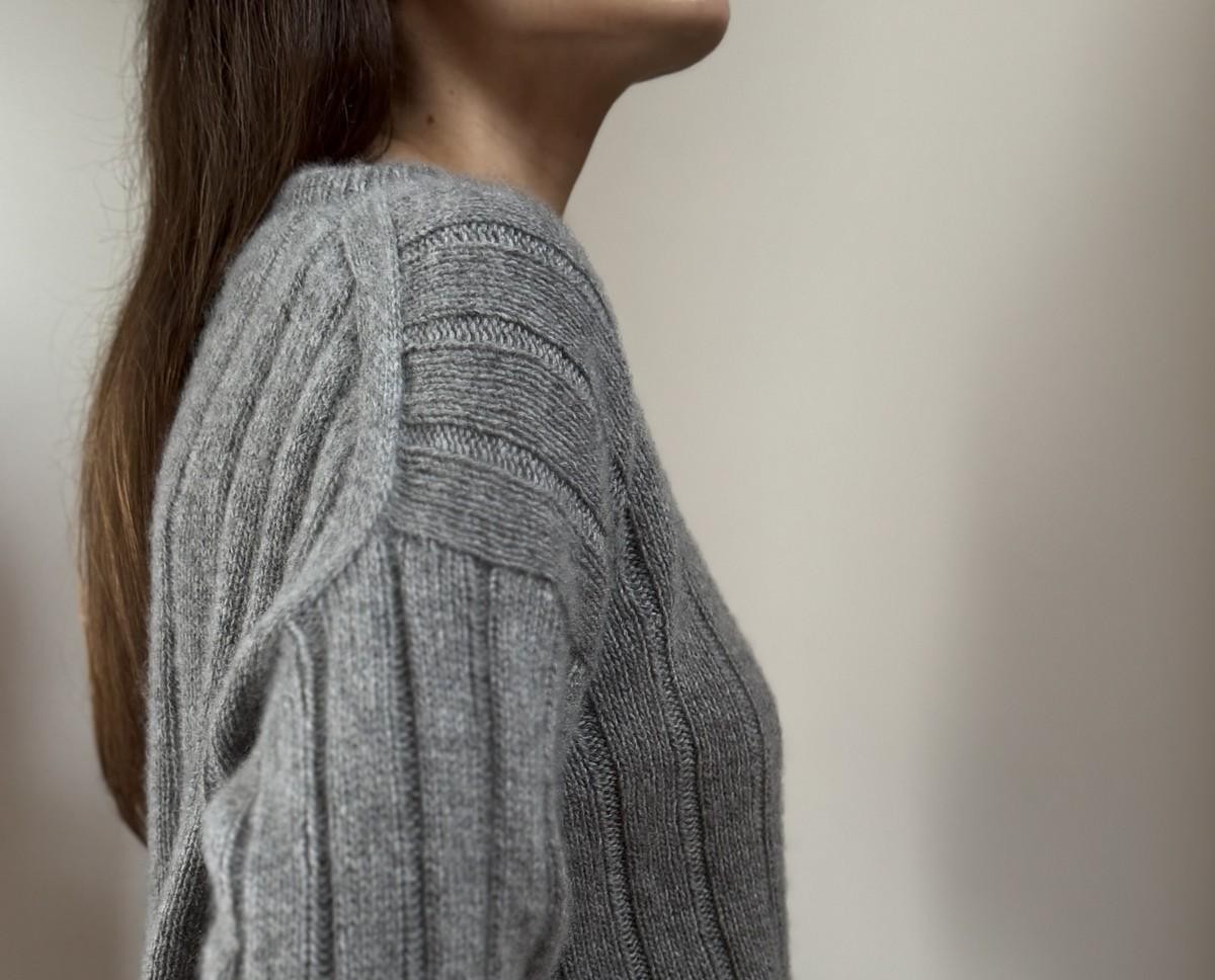 Свитер с японским плечом