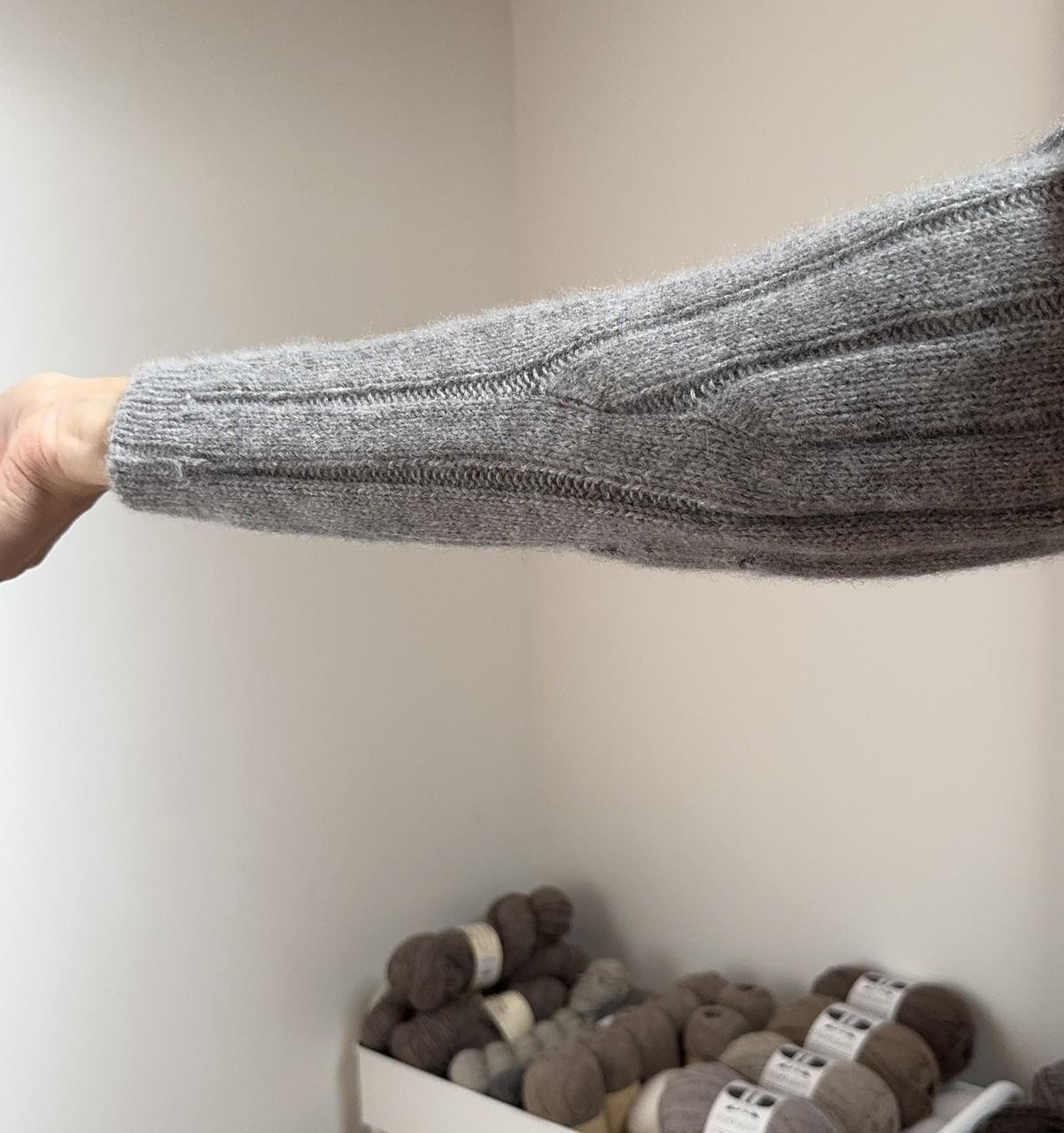 Свитер с японским плечом