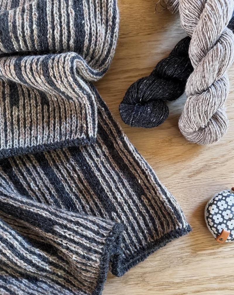 Жаккардовый свитер спицами