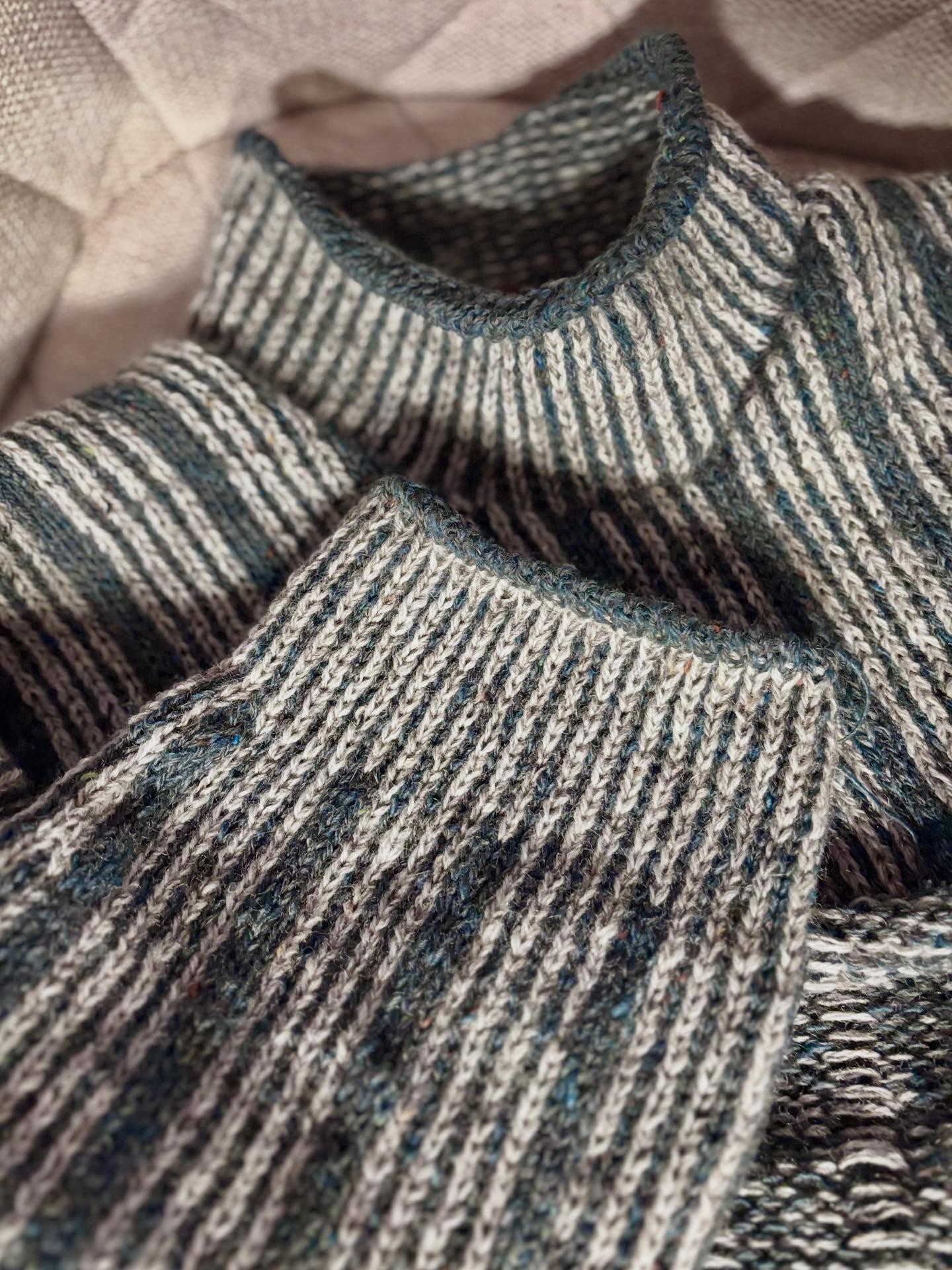 Жаккардовый свитер спицами