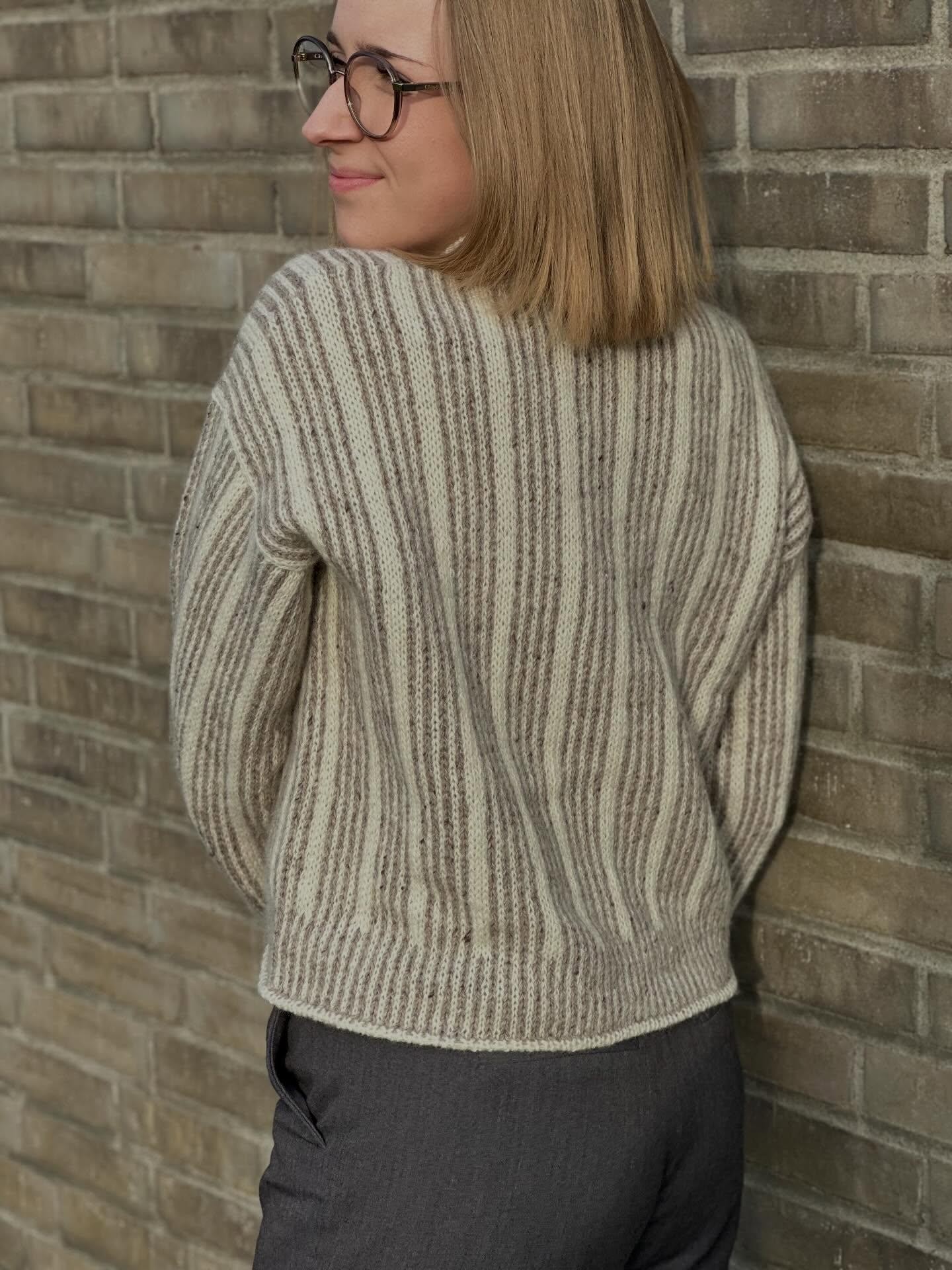 Жаккардовый свитер спицами