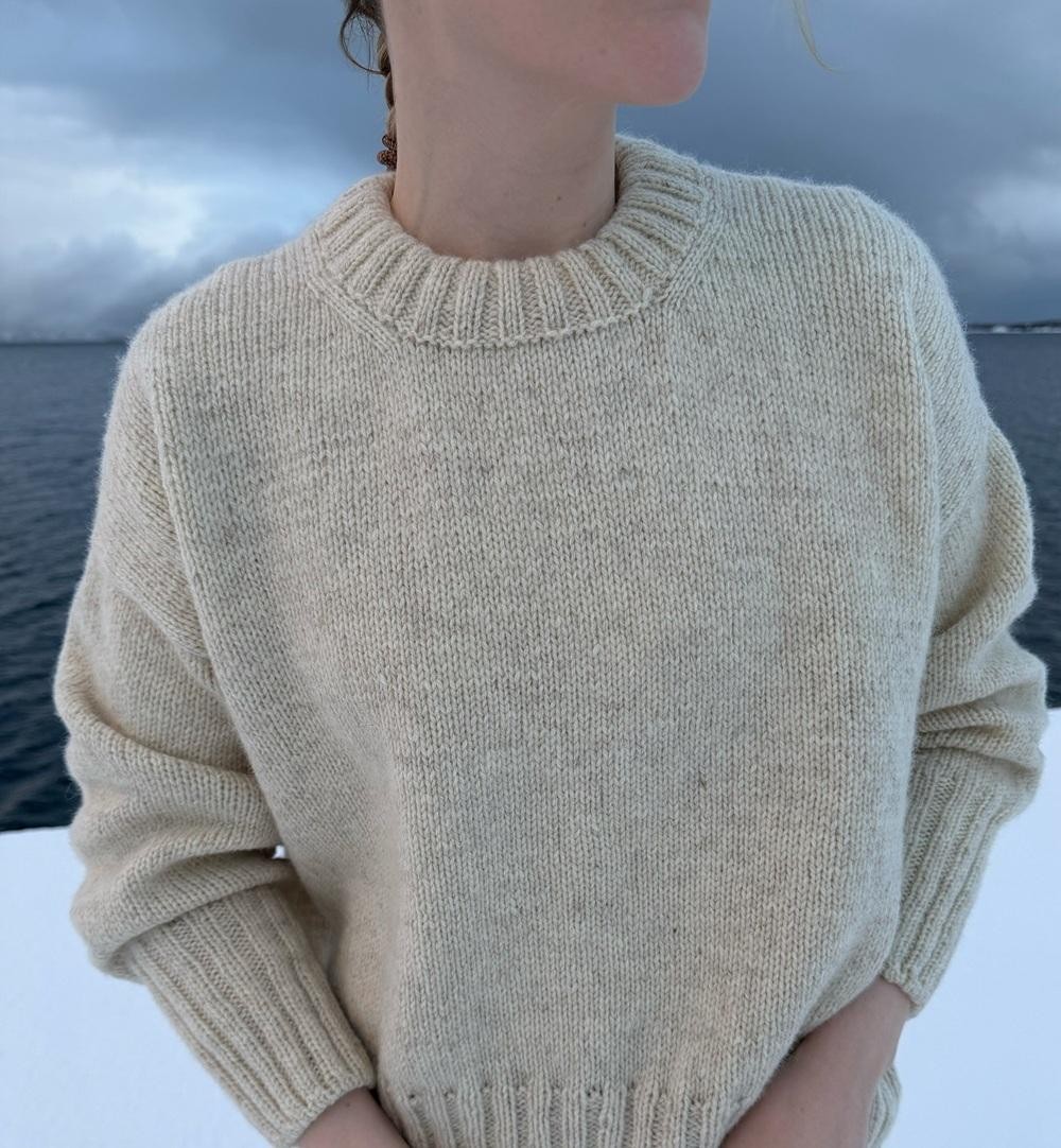 Свитер с японским плечом