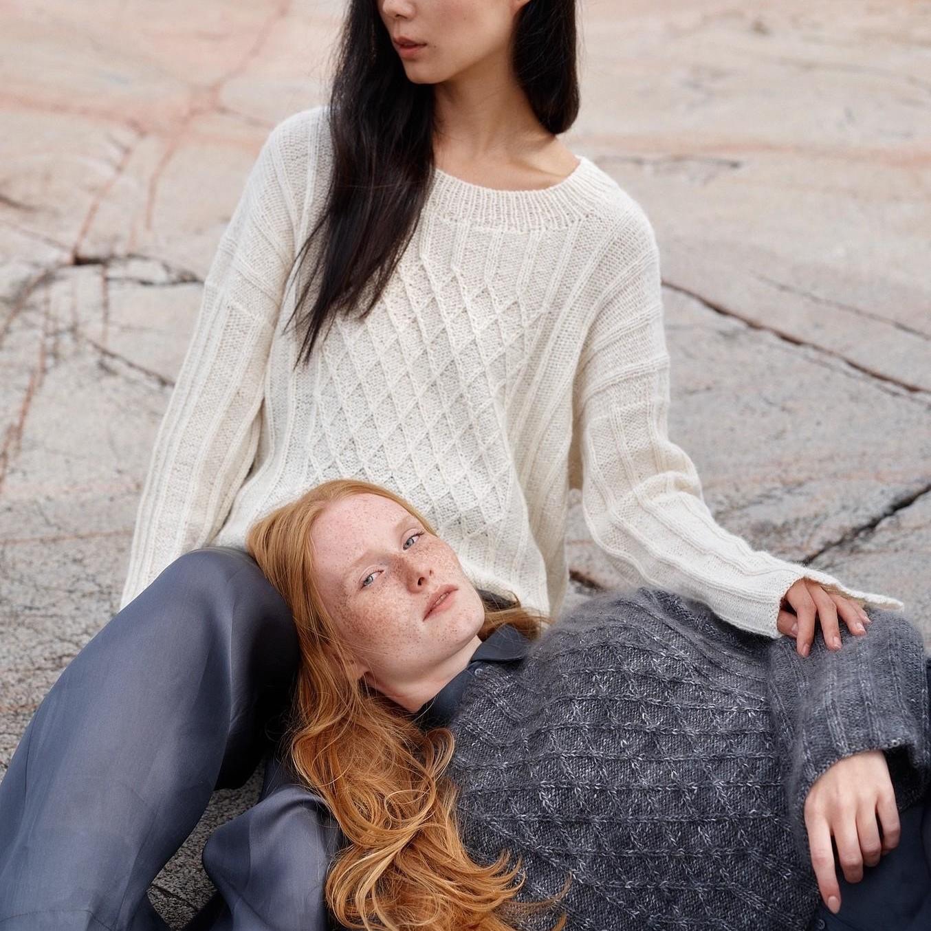 Вязаный спицами текстурный свитер-оверсайз с японским плечом Into The Forest