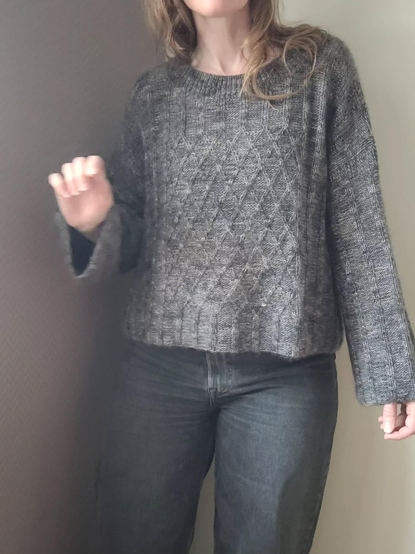 Красивый текстурный свитер спицами