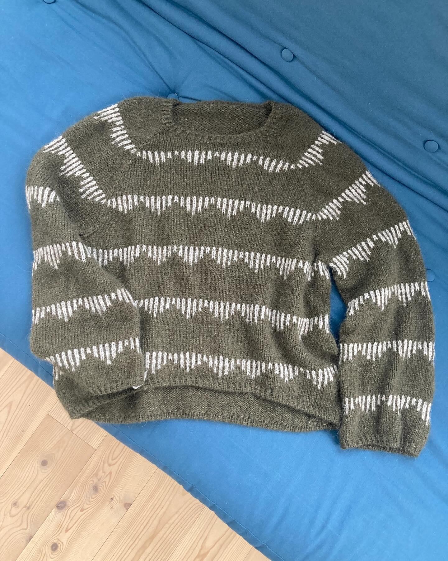 Элегантный свитер спицами