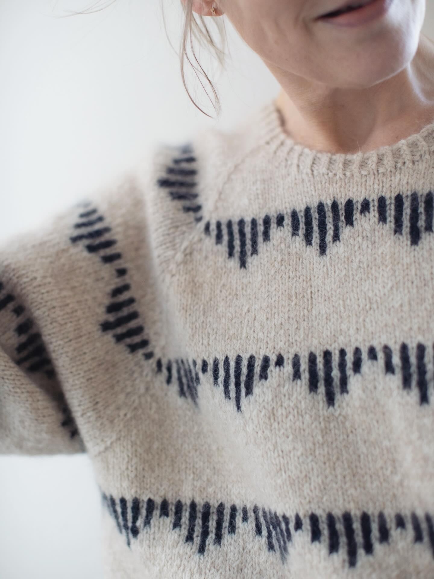 Элегантный свитер спицами