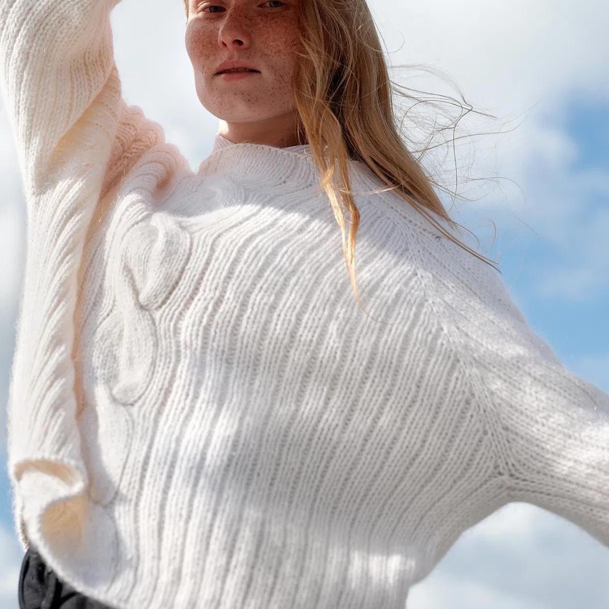 Cвитер с округлыми широкими косами Moomellow, вязаный спицами сверху