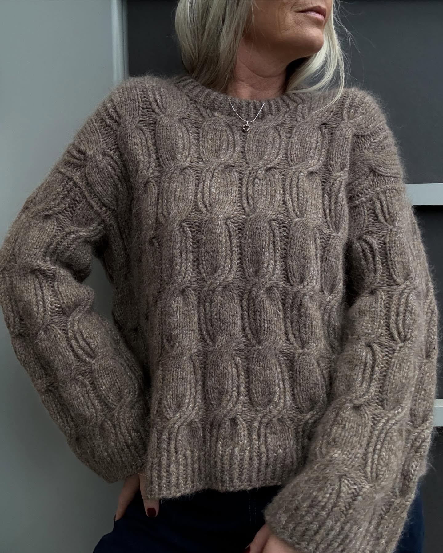 Текстурный свитер спицами