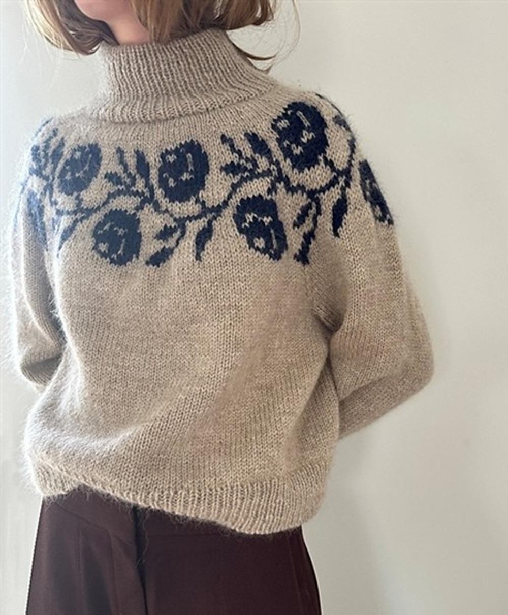 Красивый теплый свитер спицами