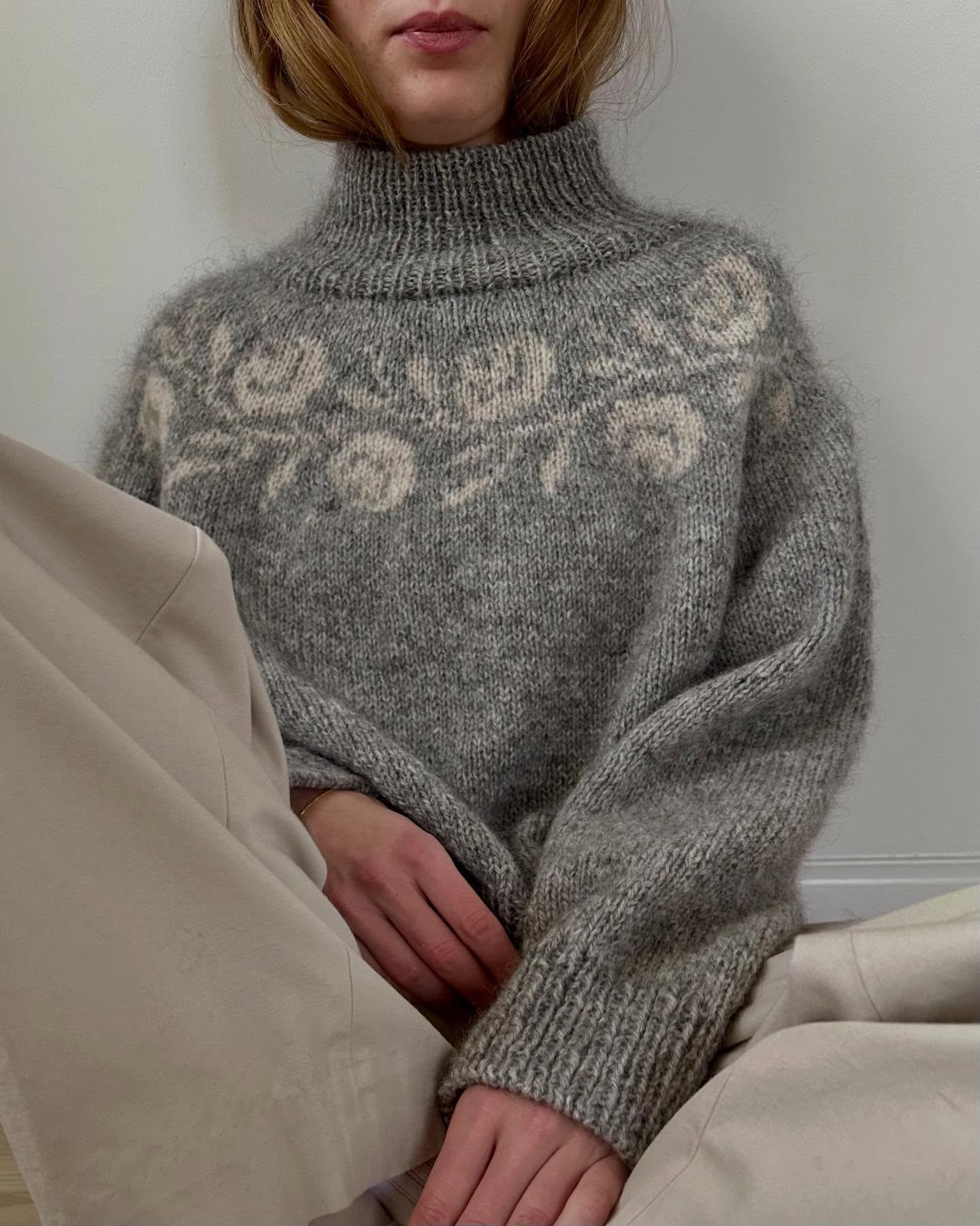 Красивый теплый свитер спицами