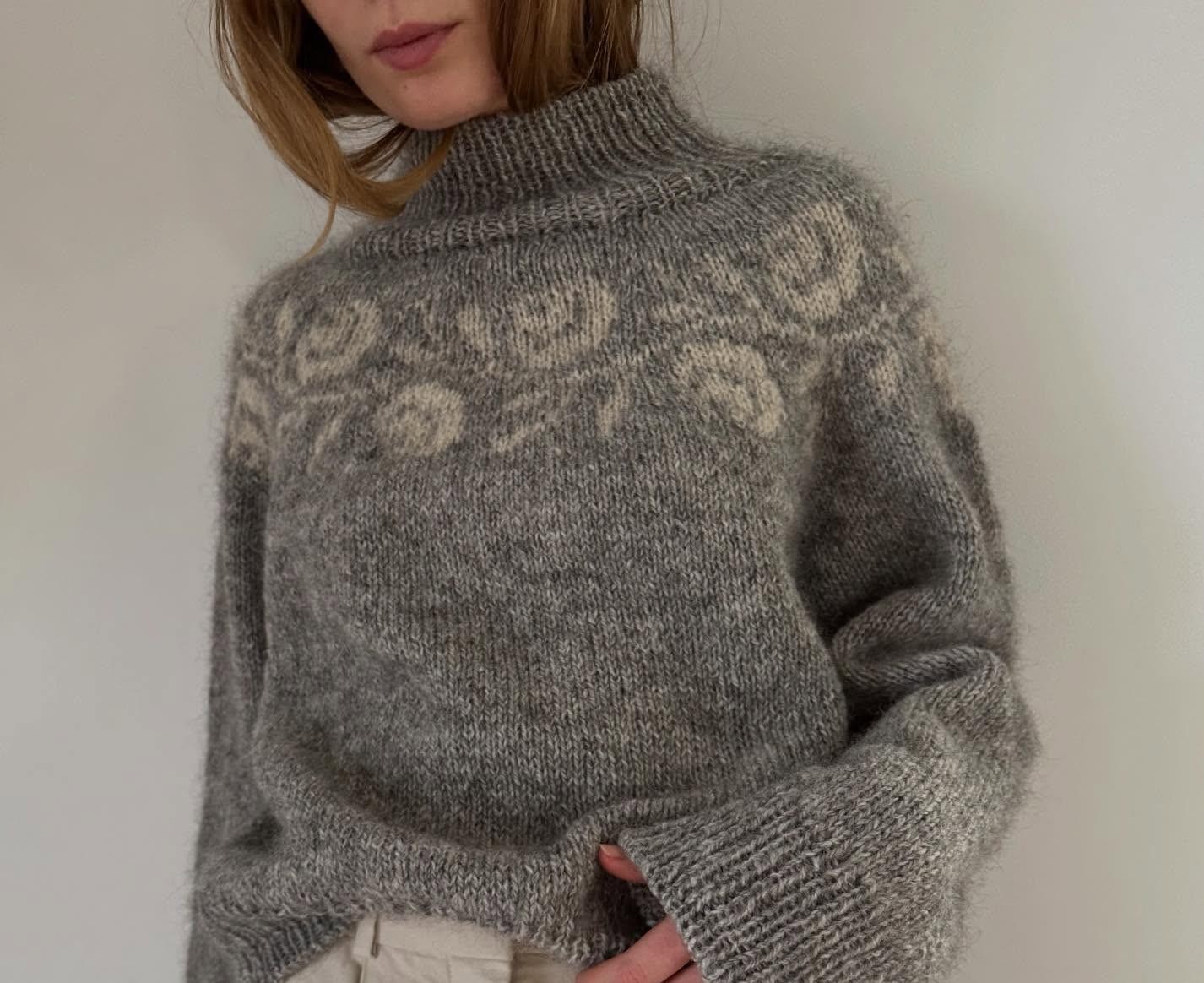 Красивый теплый свитер спицами