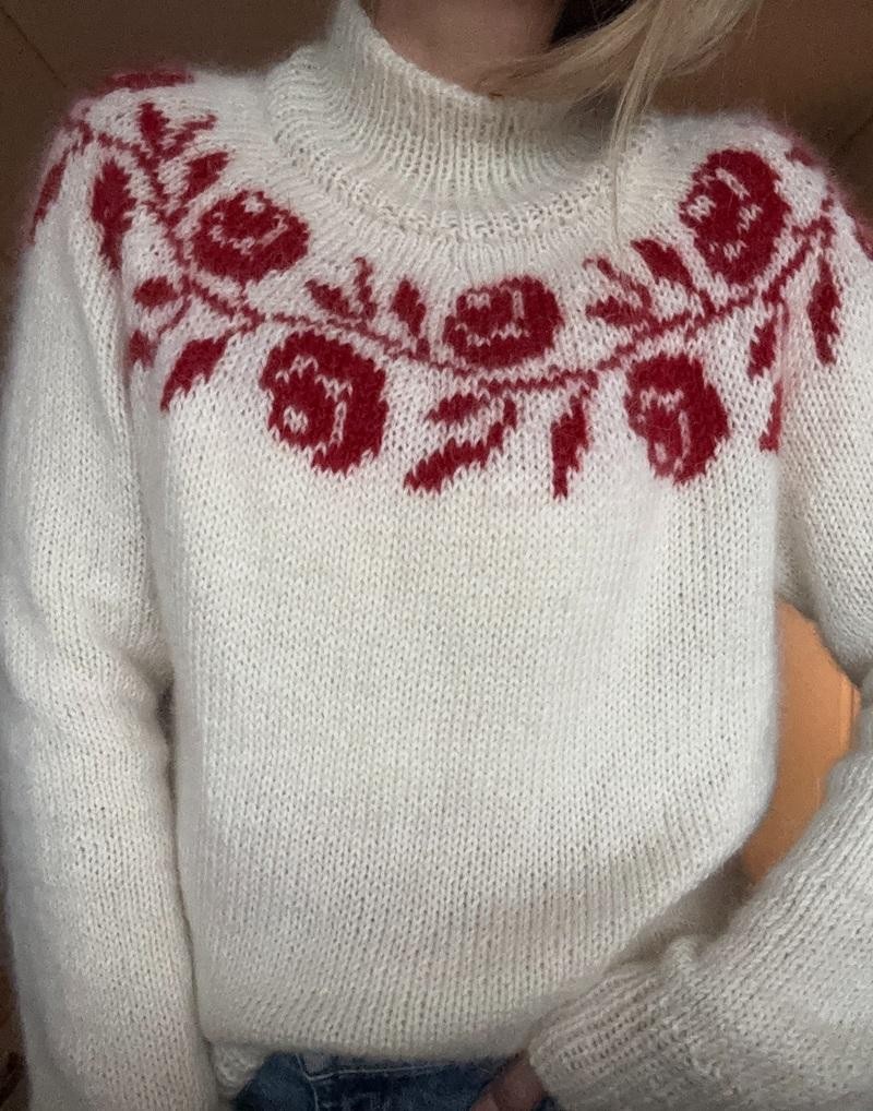 Красивый теплый свитер спицами