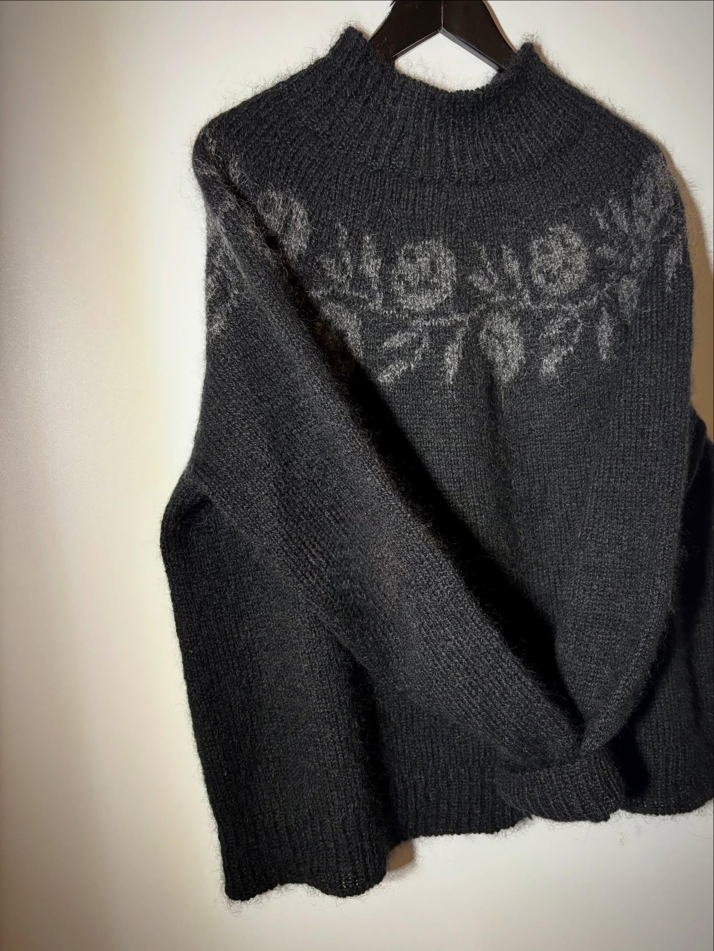 Красивый теплый свитер спицами