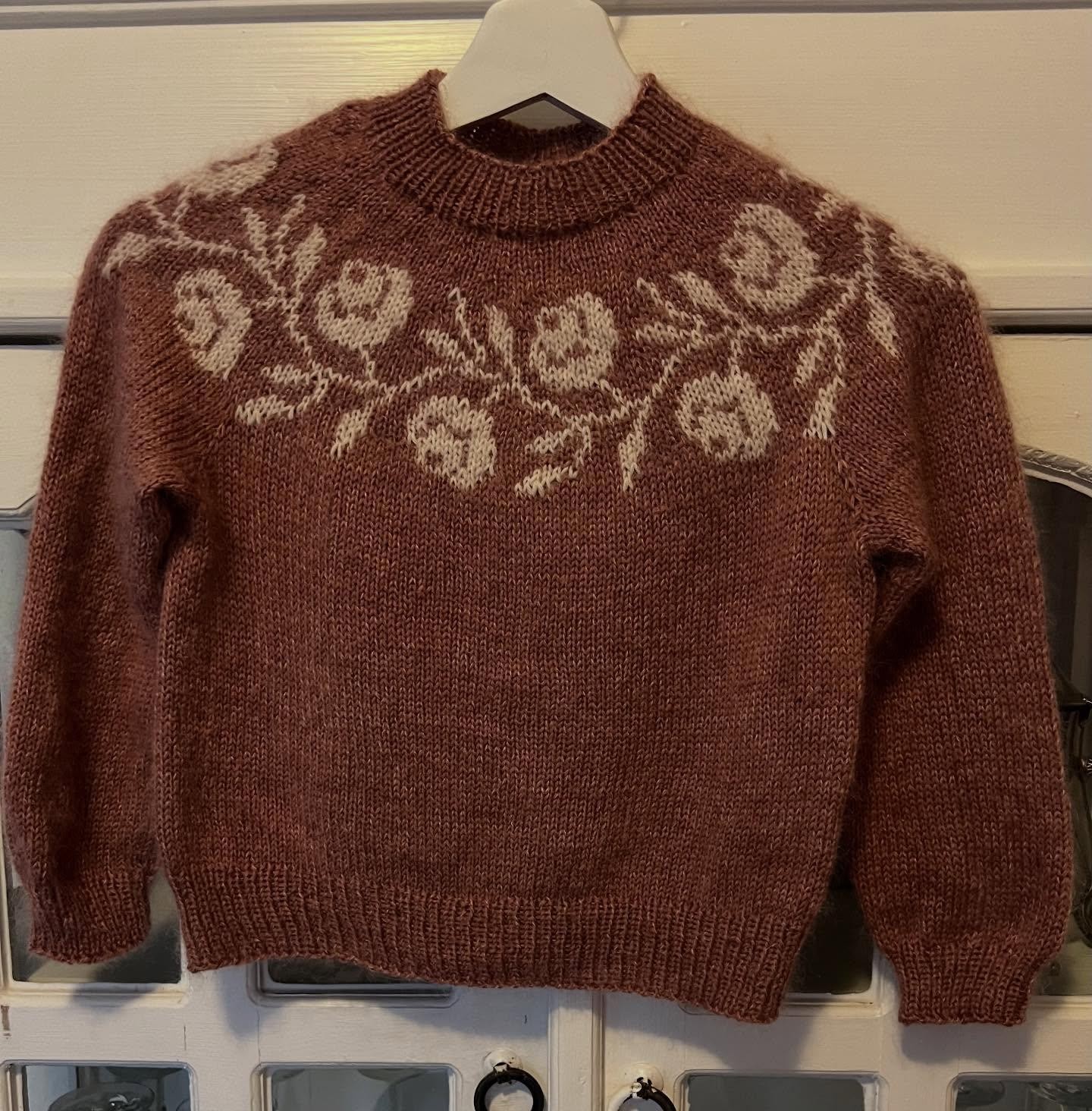 Красивый теплый свитер спицами