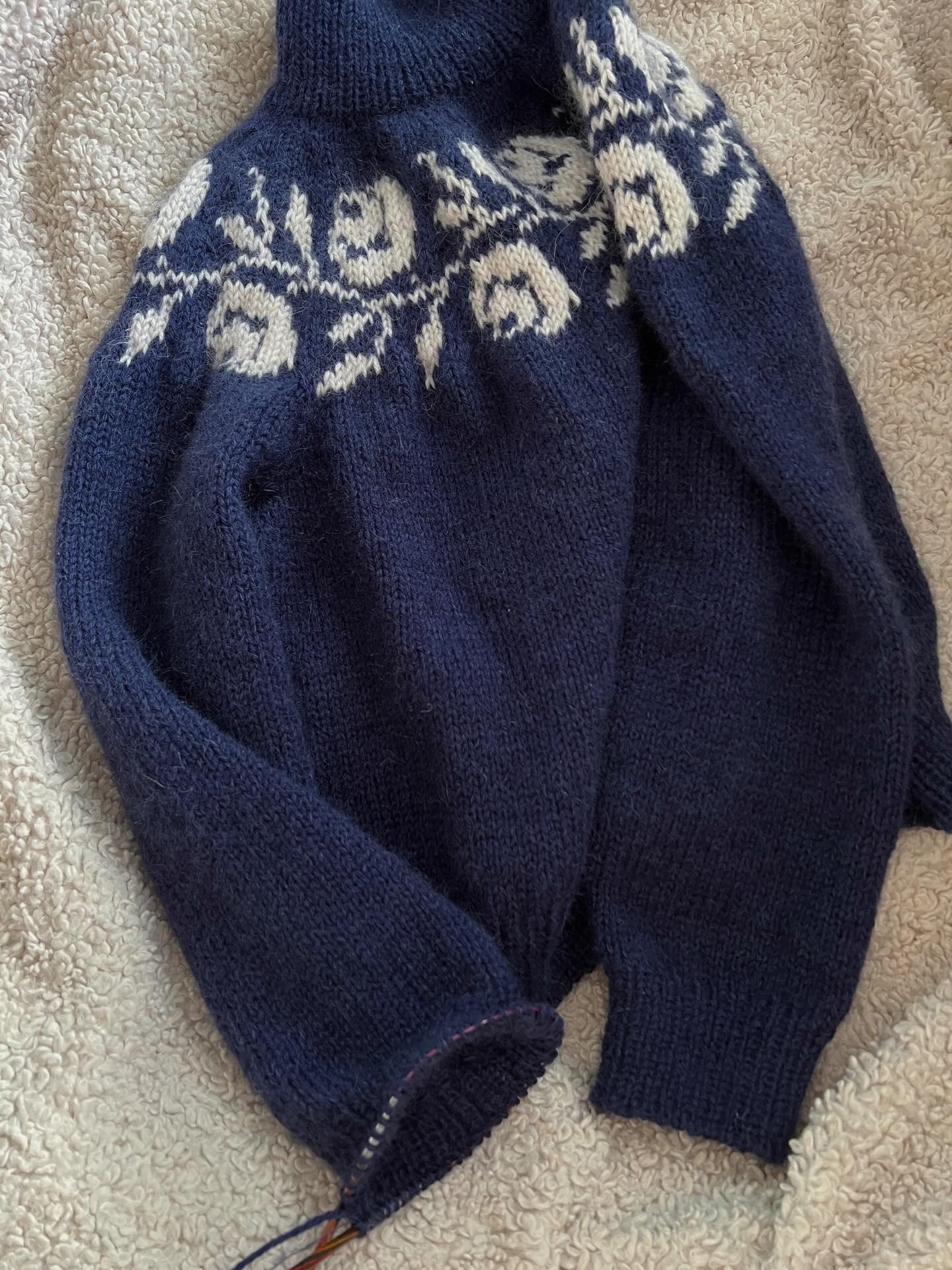 Красивый теплый свитер спицами