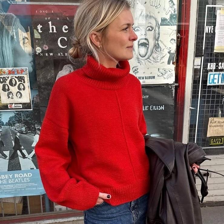 Свитер с интересными деталями Scarlet, вязаный спицами сверху