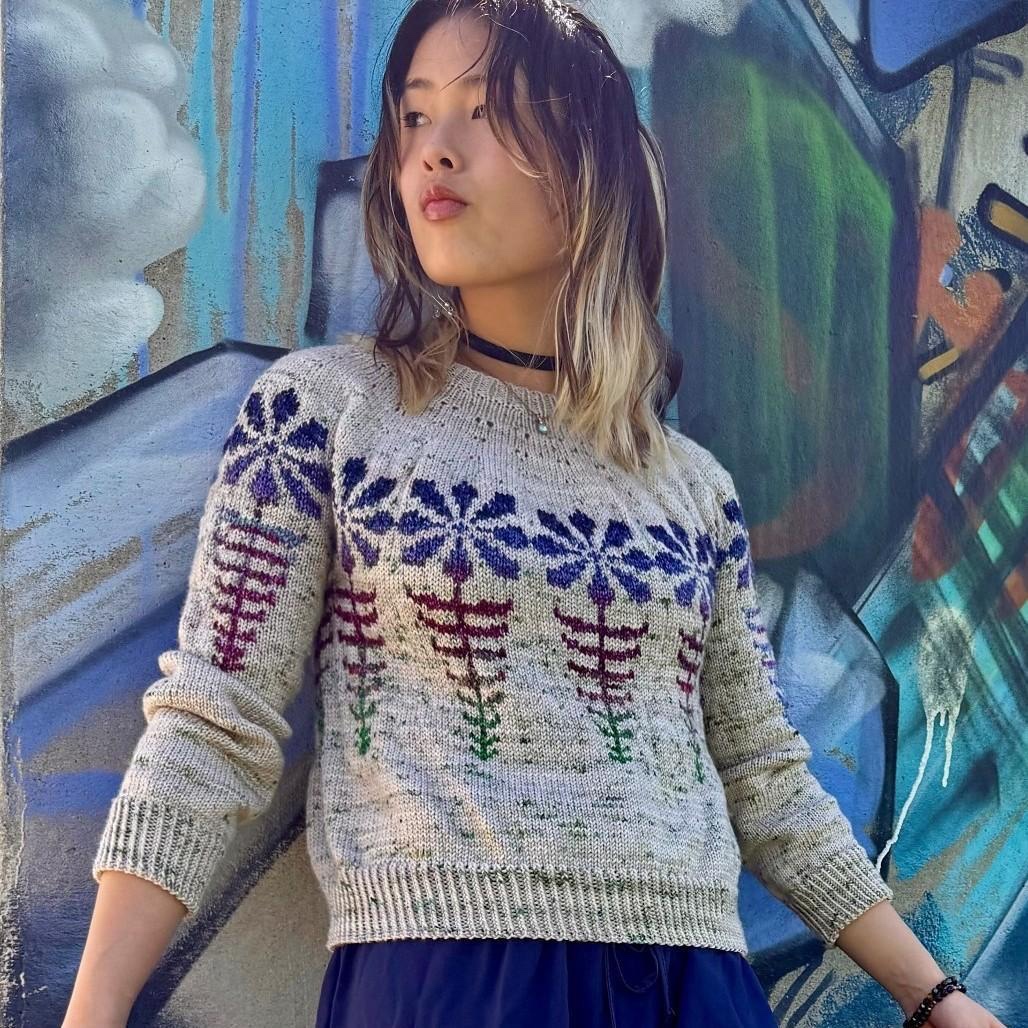 Вязаный спицами красивый свитер с цветочным жаккардом Tithоnia