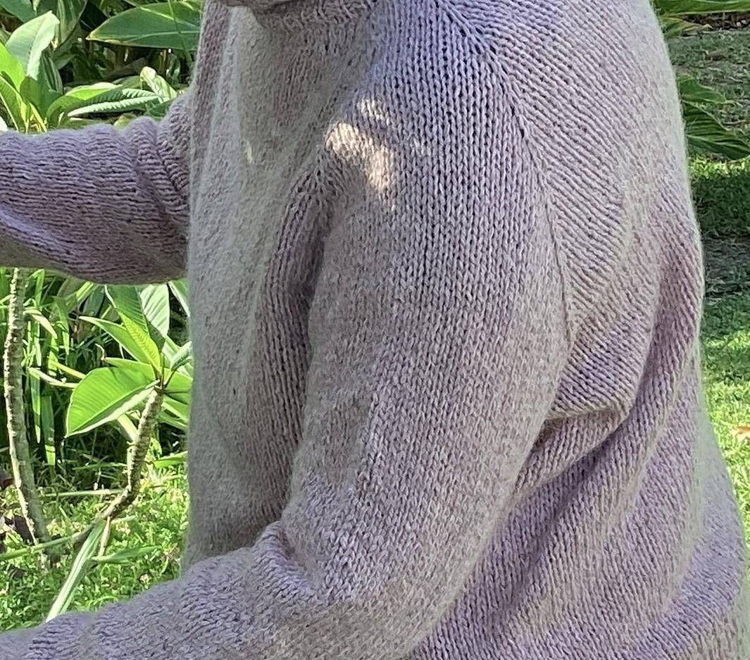 Базовый свитер-реглан спицами