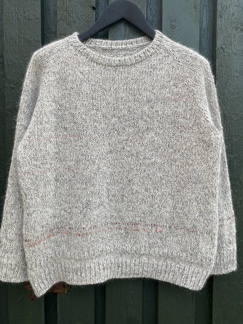 Базовый свитер-реглан спицами