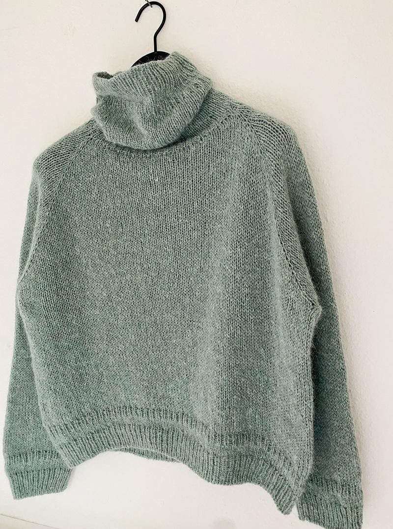 Базовый свитер-реглан спицами