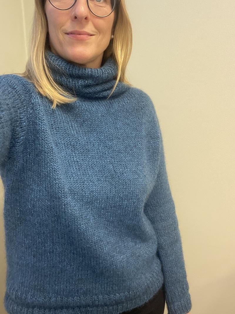 Базовый свитер-реглан спицами