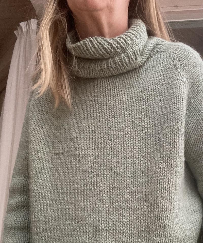 Базовый свитер-реглан спицами