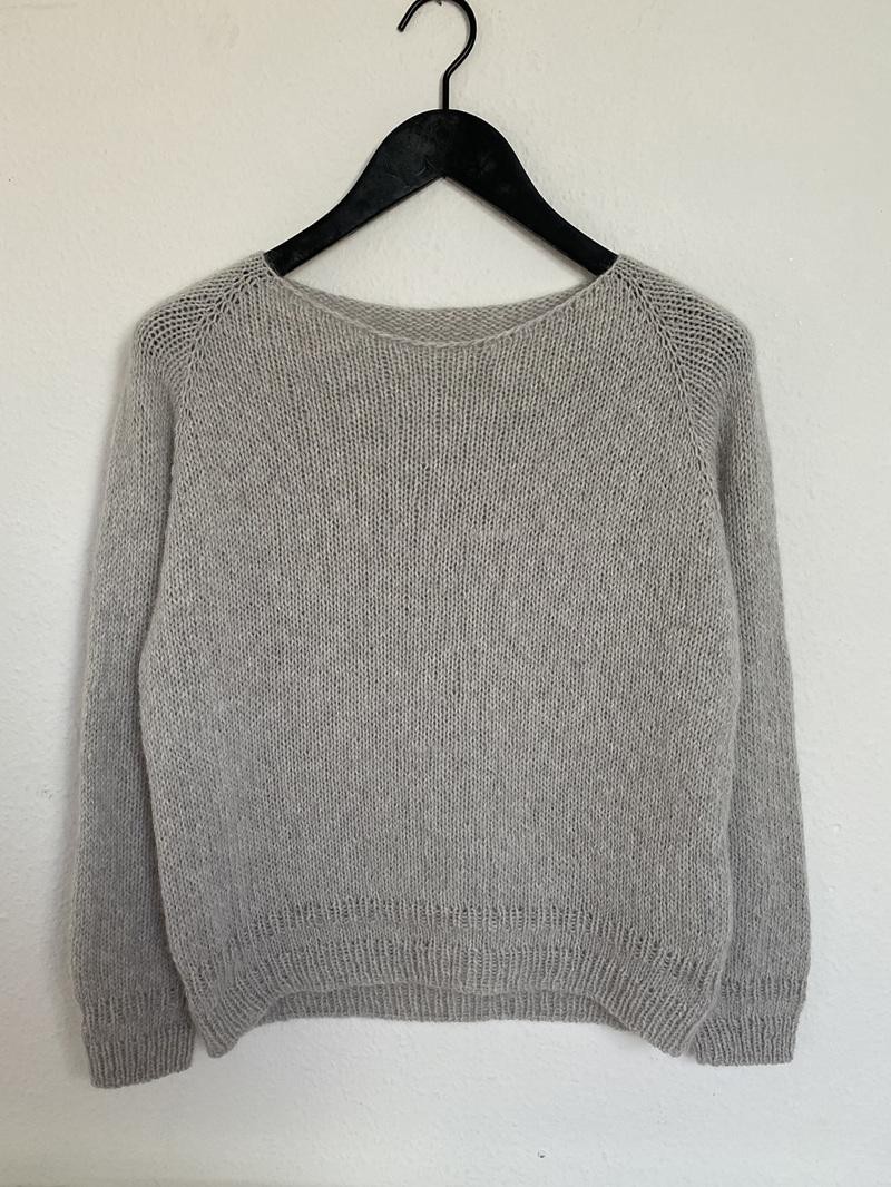 Базовый свитер-реглан спицами