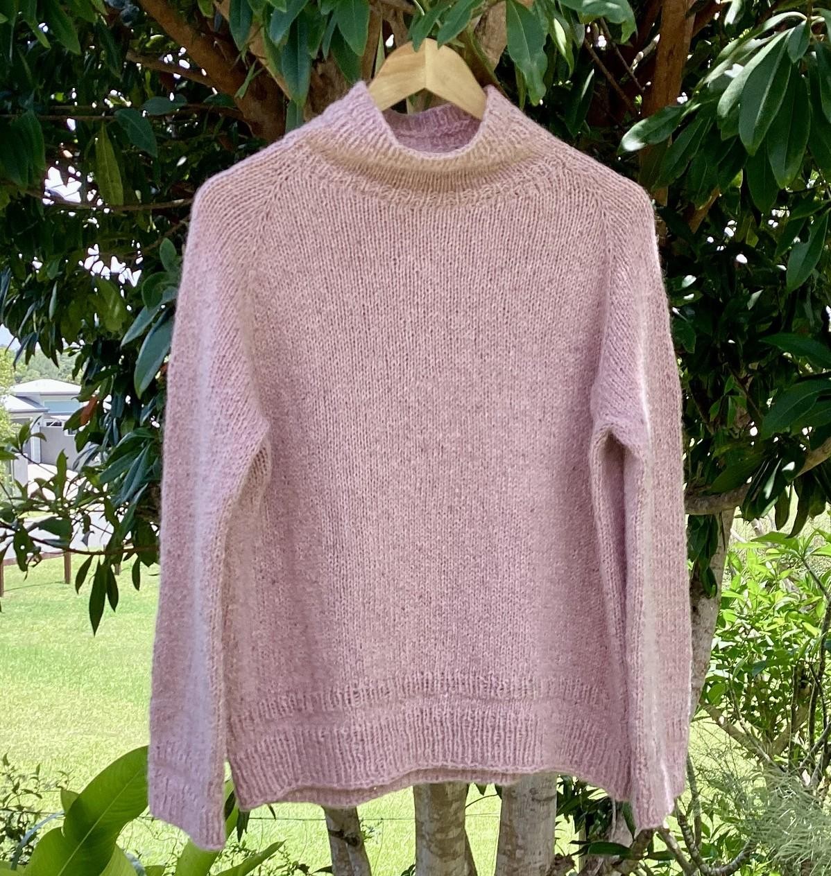 Базовый свитер-реглан спицами