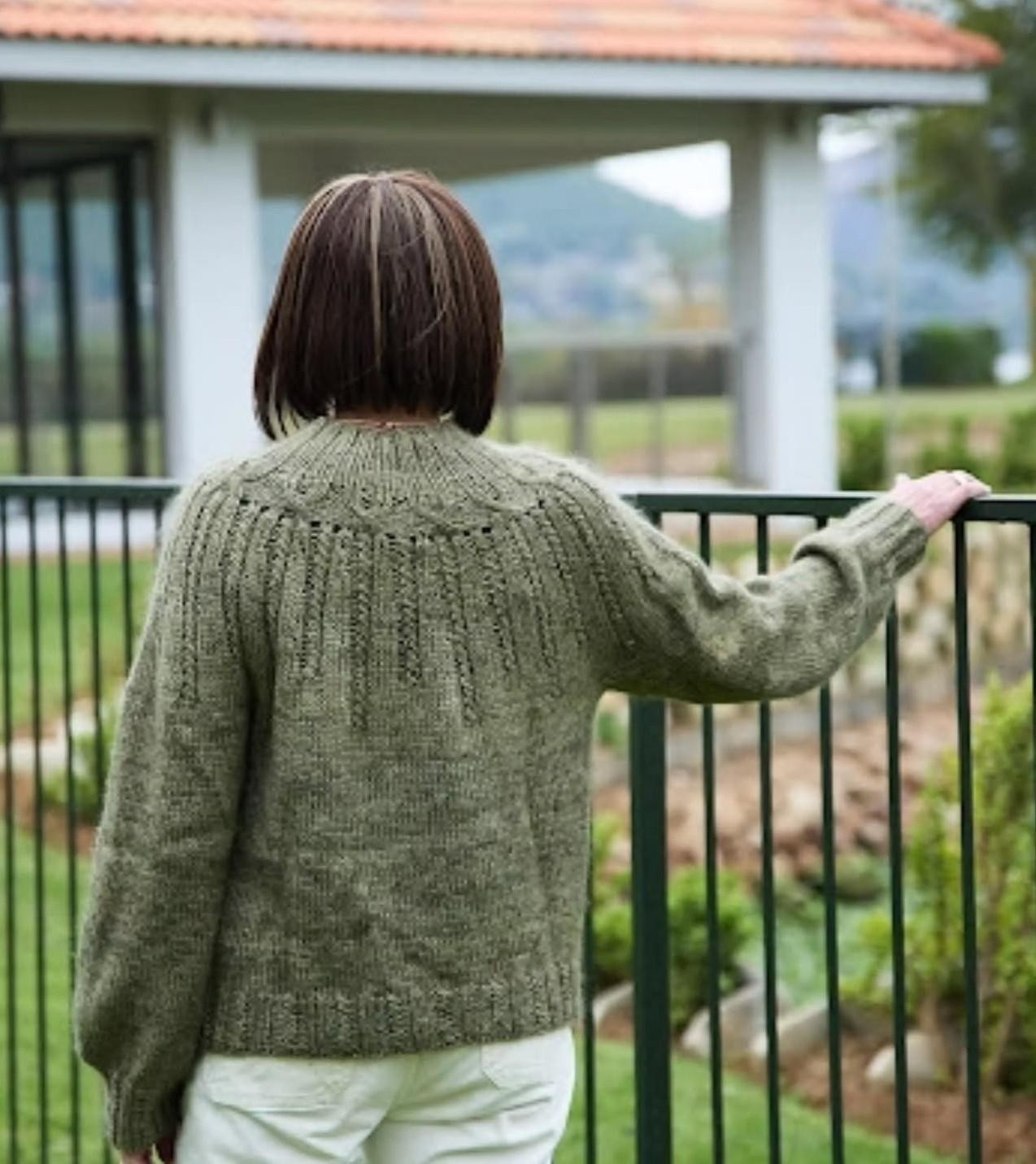 Красивый текстурный свитер спицами