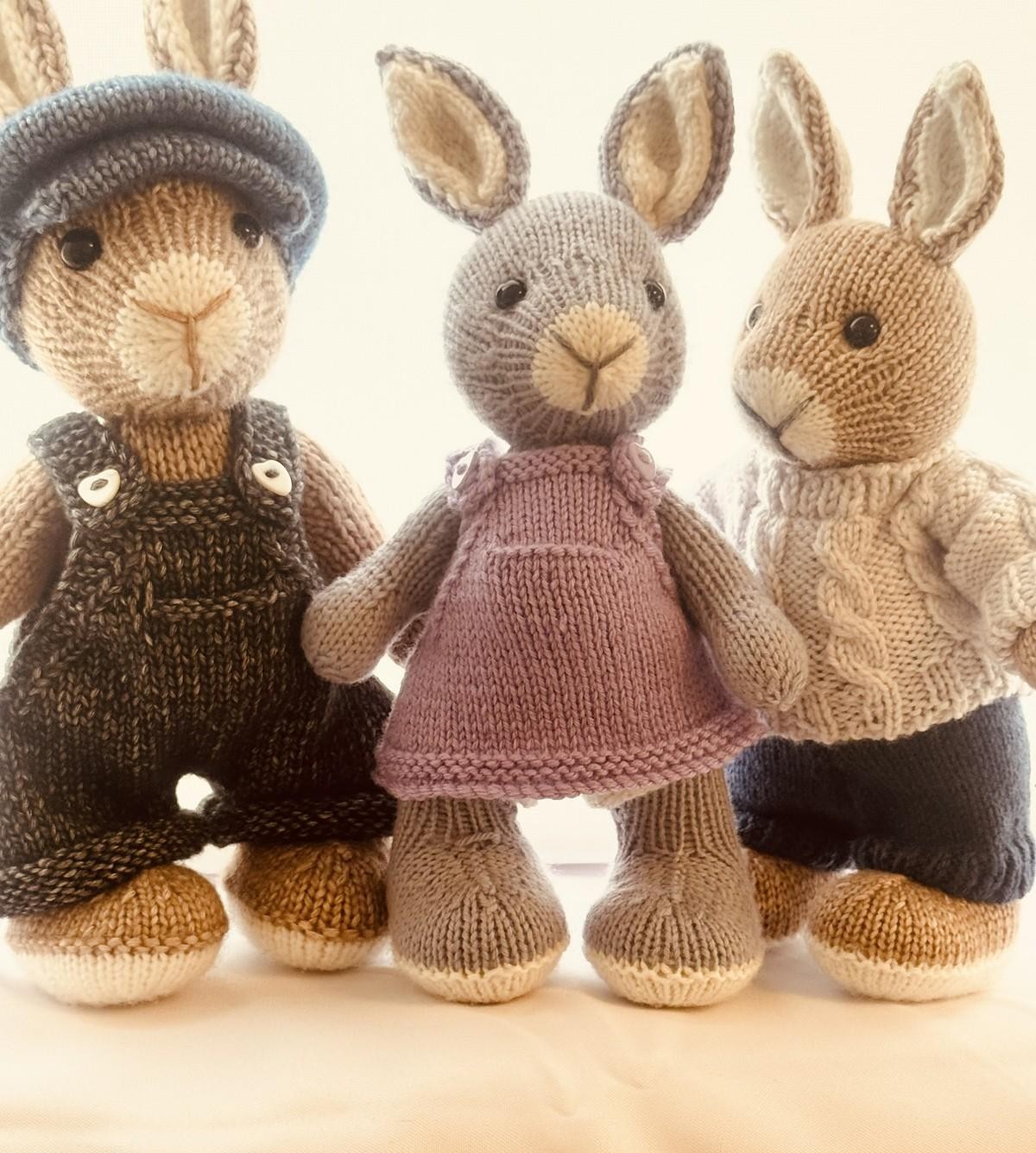 Вязаный спицами кролик с комплектом одежды Elderberry Bunny and Outfits