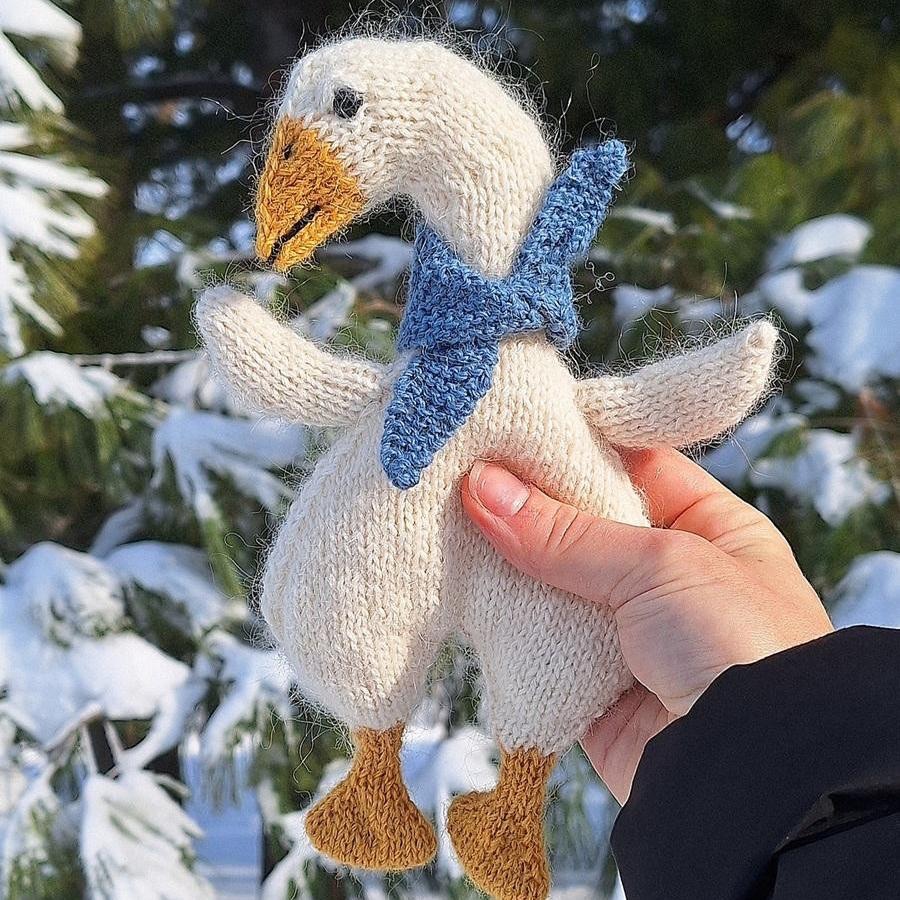 Вязаный спицами гусь в шарфике Suz the Goose