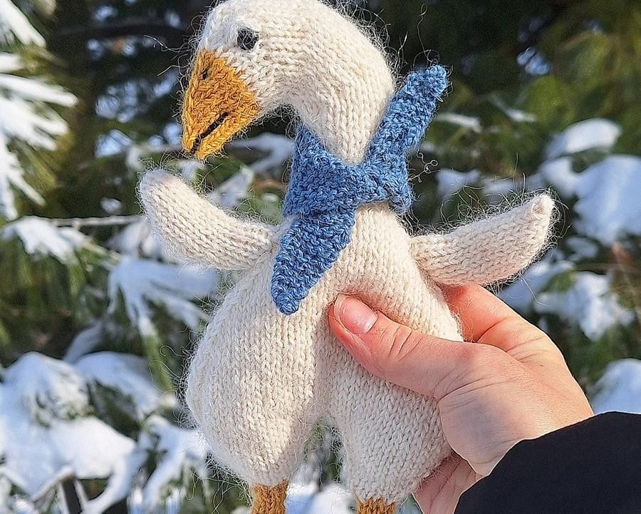 Игрушечный гусь в шарфике спицами