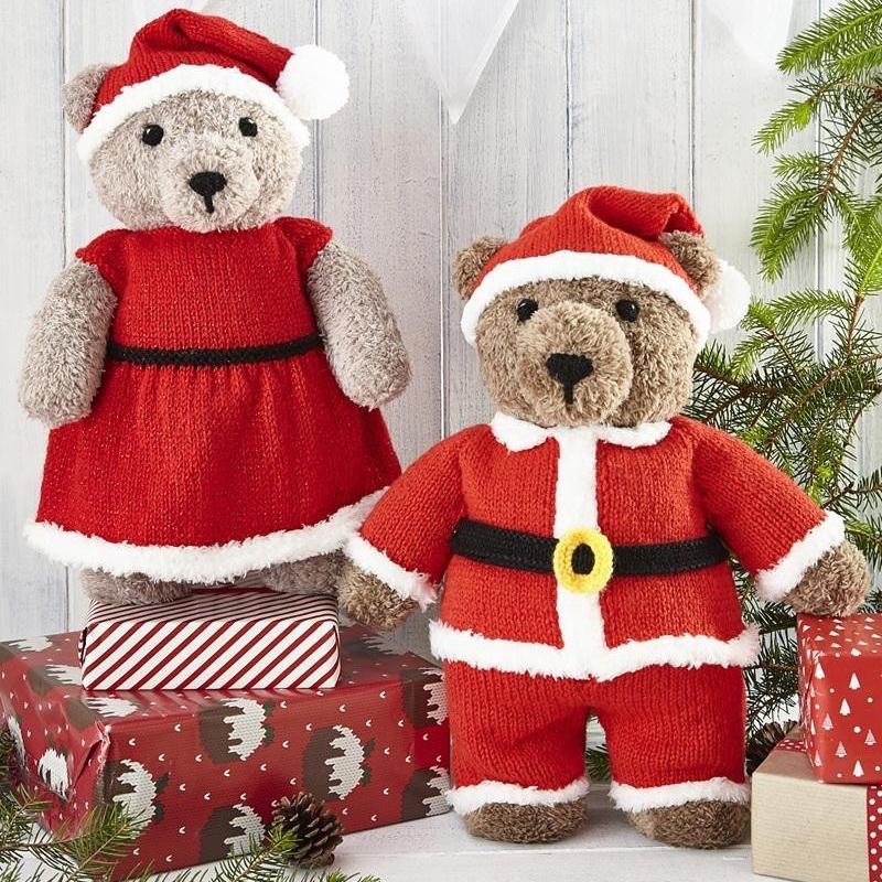 Вязаные спицами мишки-тедди с комплектом новогодней одежды