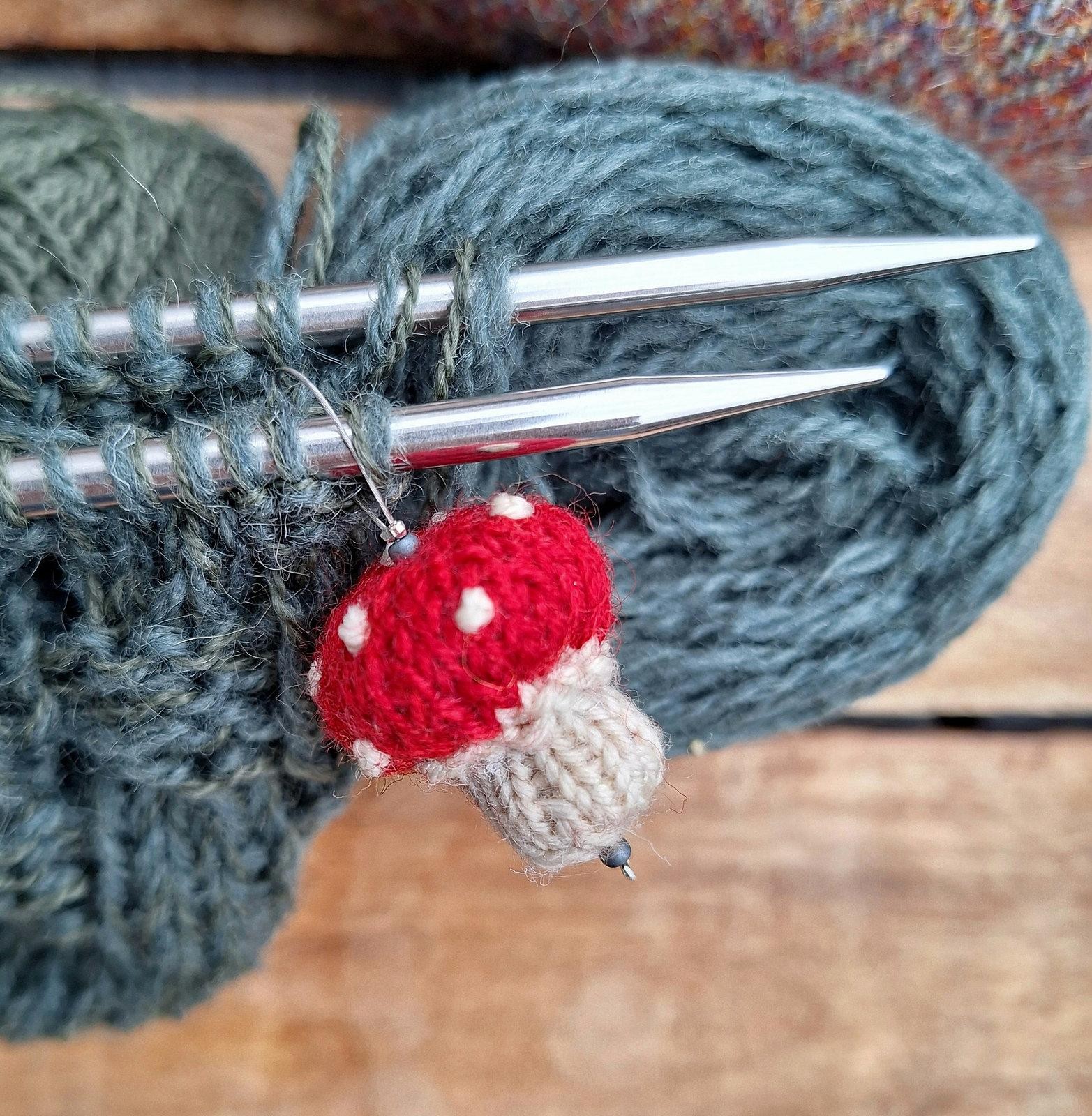 Связать грибок и повесить как брелок или маркер