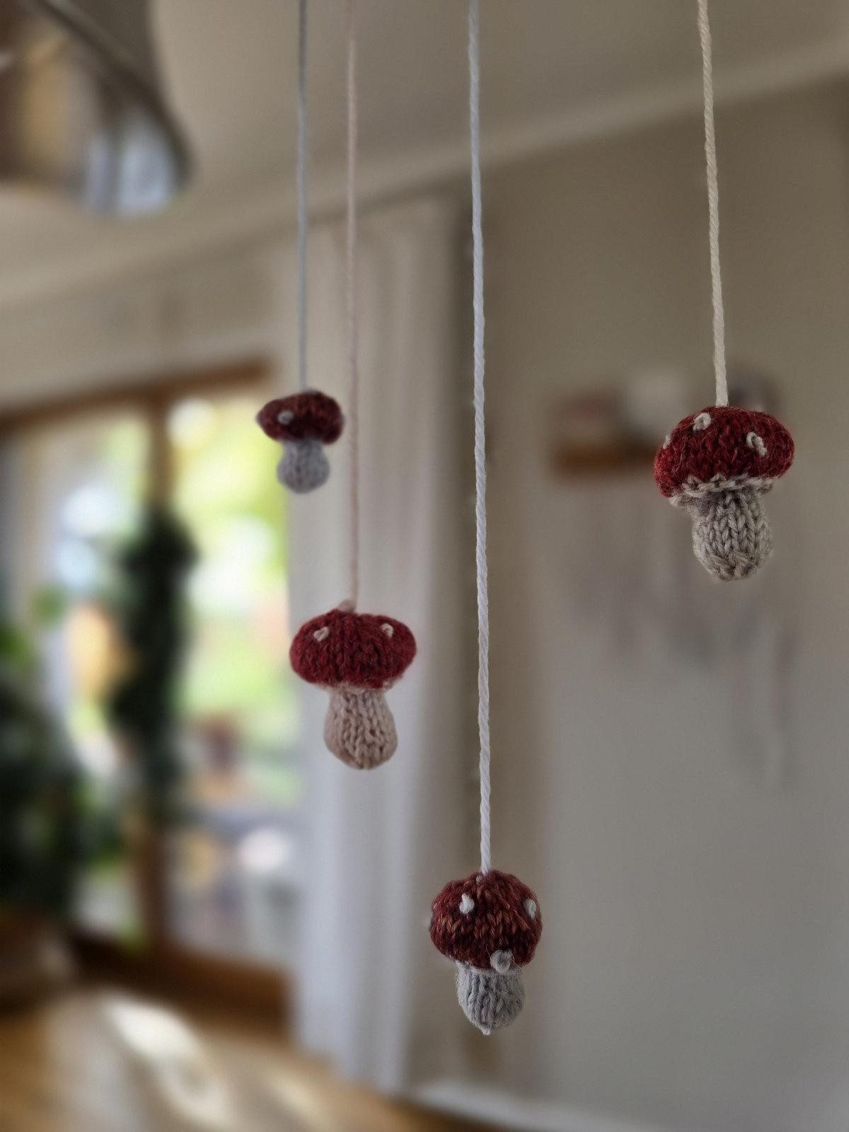 Вязаный грибок описание, можно собрать в гирлянду