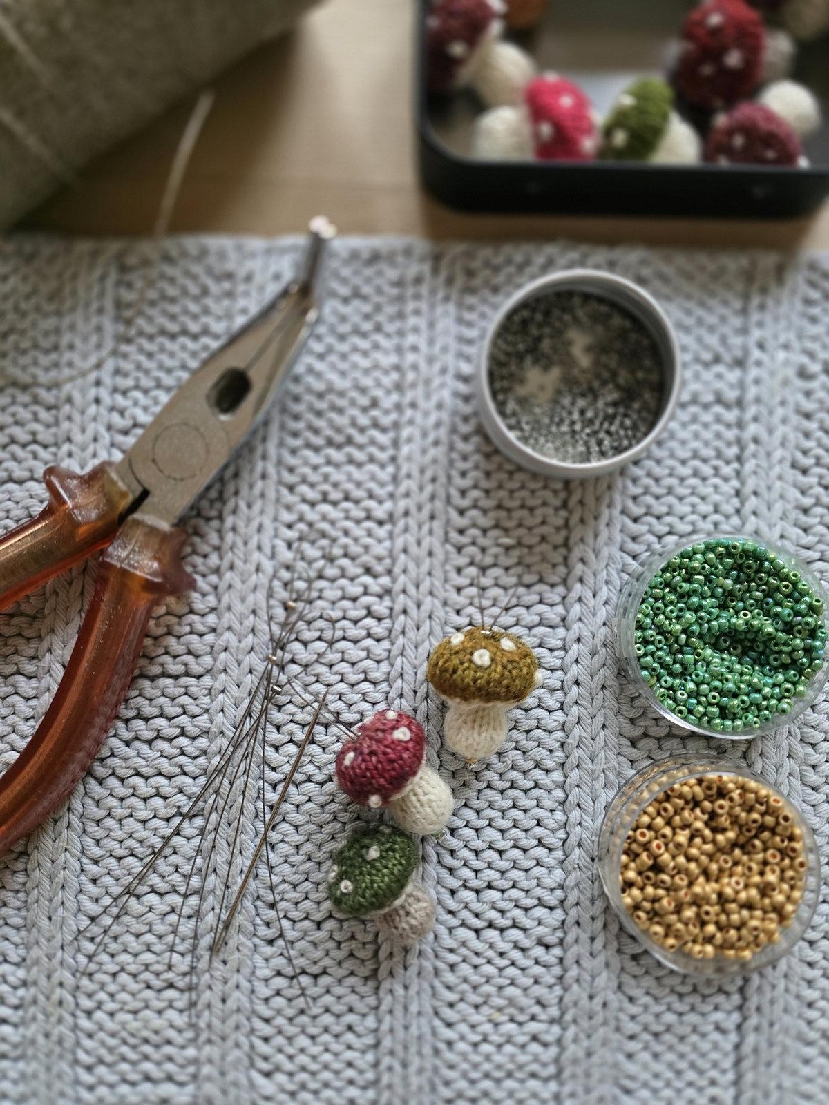 Вязаный грибок спицами