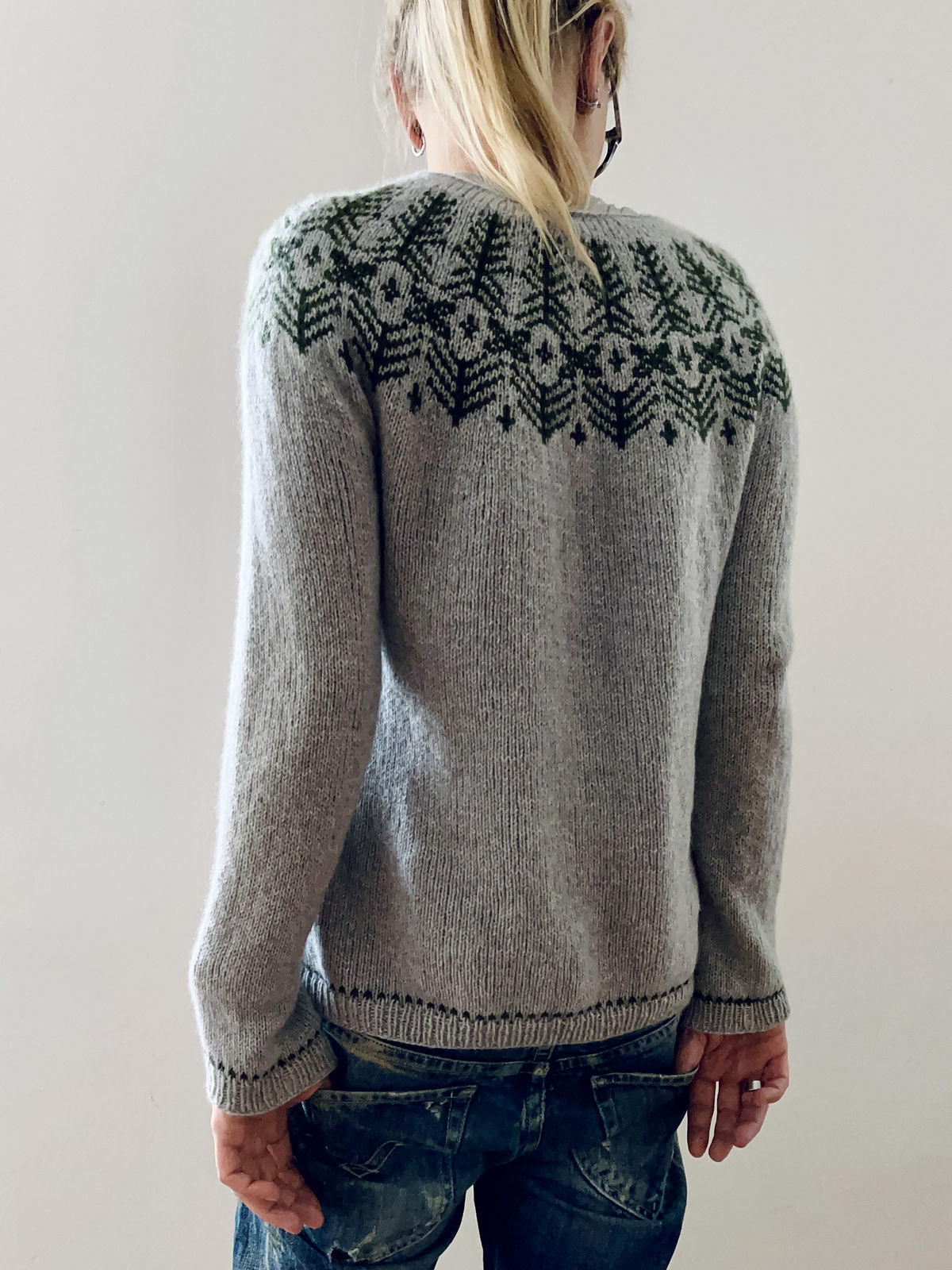 Пуловер сверху спицами