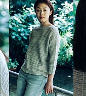 Вязаный свободный женский пуловер акварельным полосатым узором