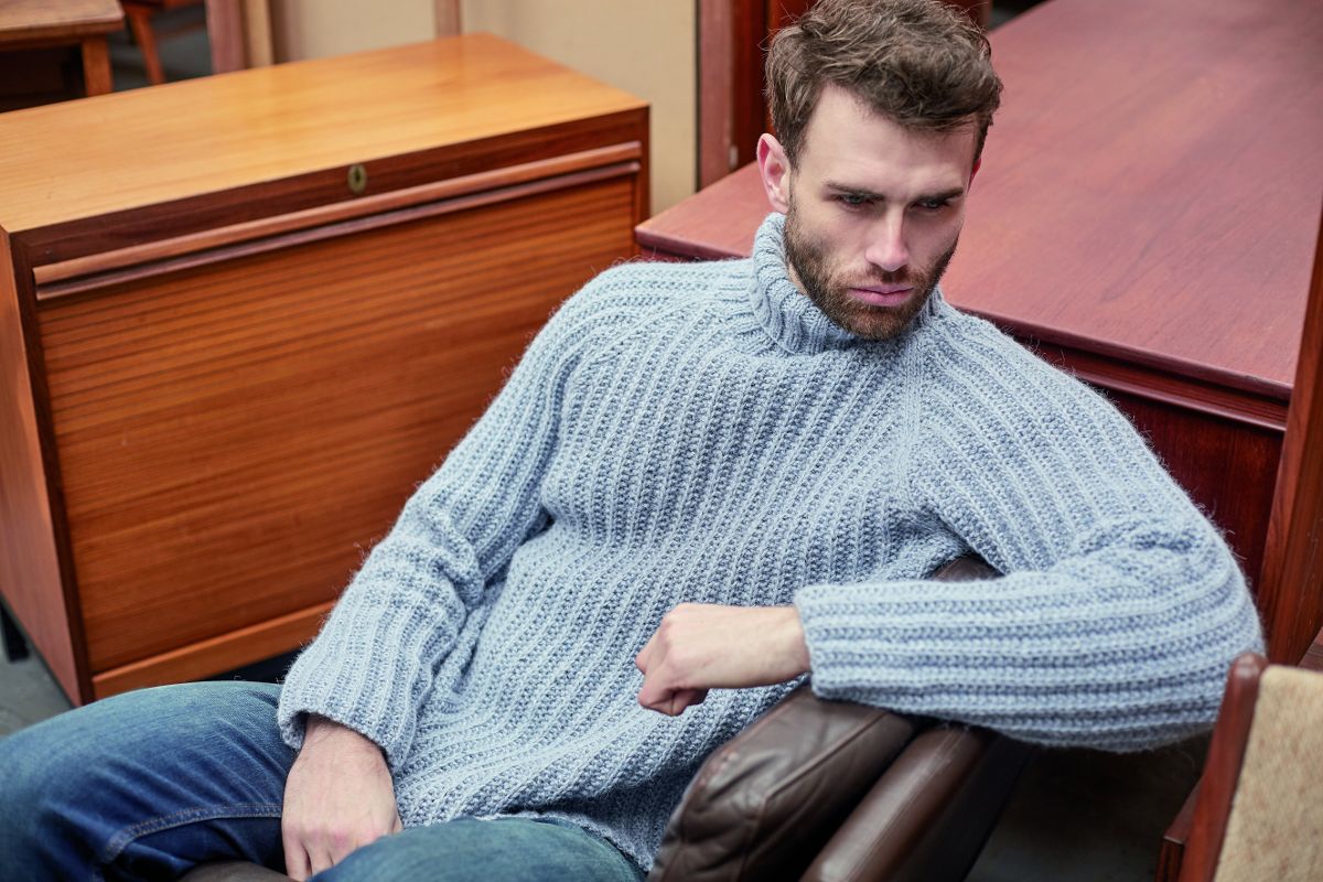 Мужчина в вязаном свитере
