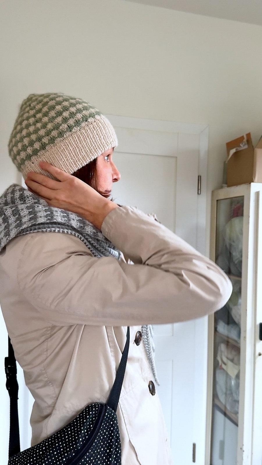 Шапка простым узором спицами с описанием