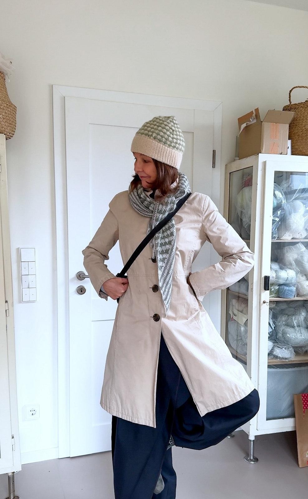 Модная шапка простым узором спицами описание