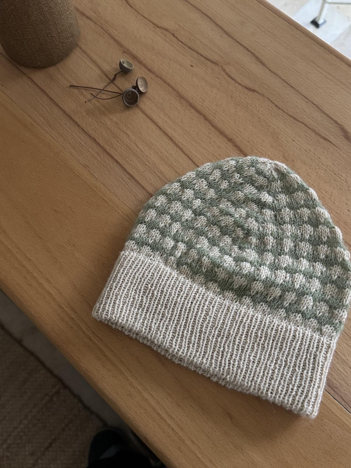 Шапка простым узором спицами по кругу описание