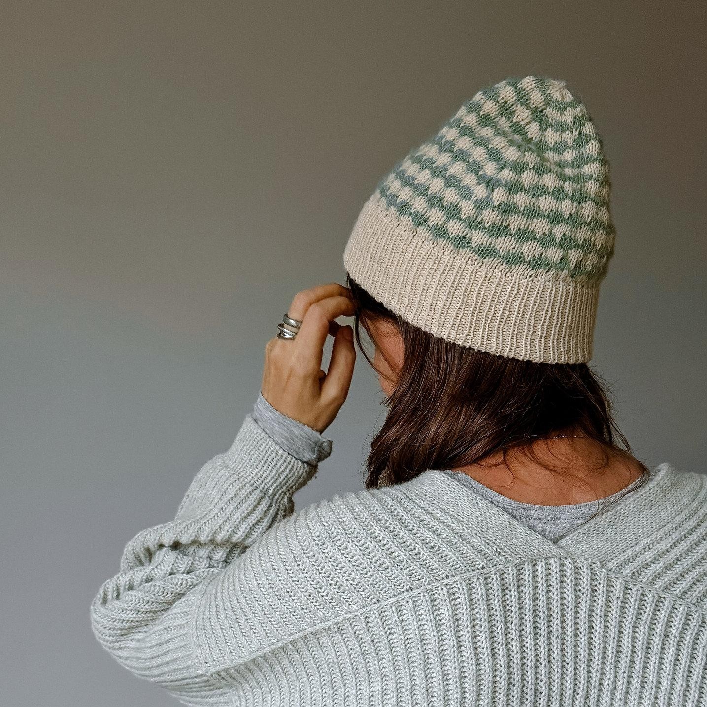 Шапка вязаная спицами простым узором