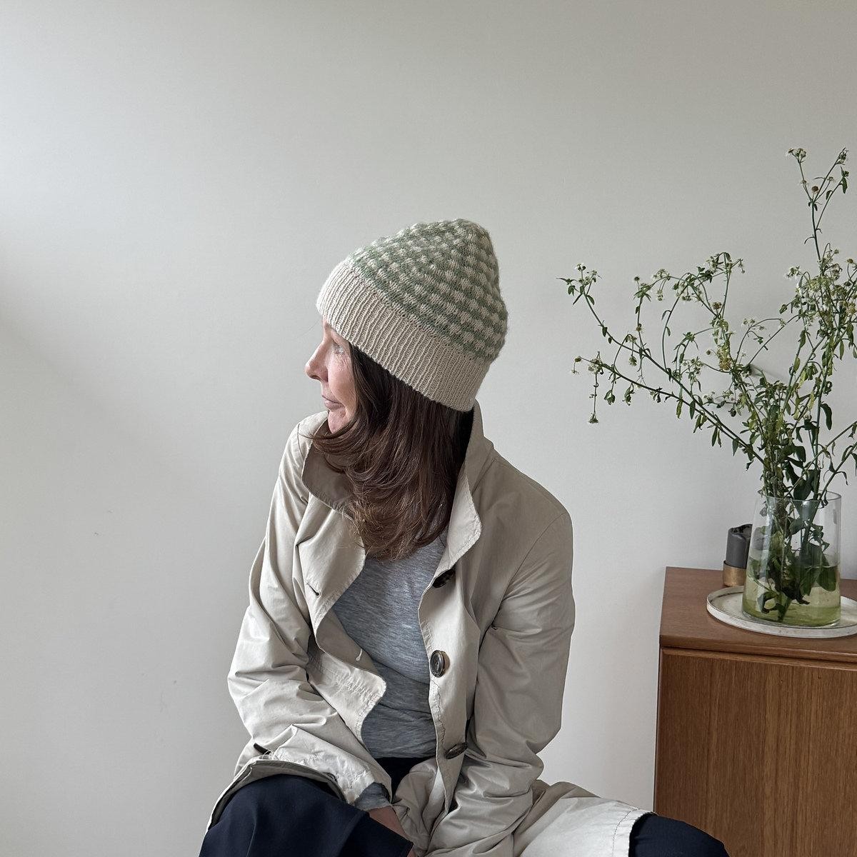 Модная шапка вязаная спицами простым узором FRENCH KiSS