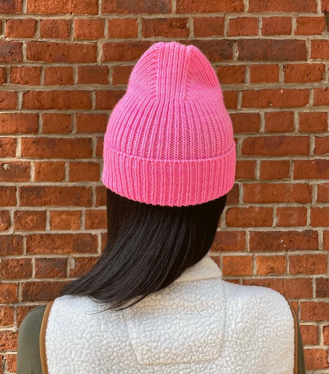 Шапка с красивой макушкой спицами спицами