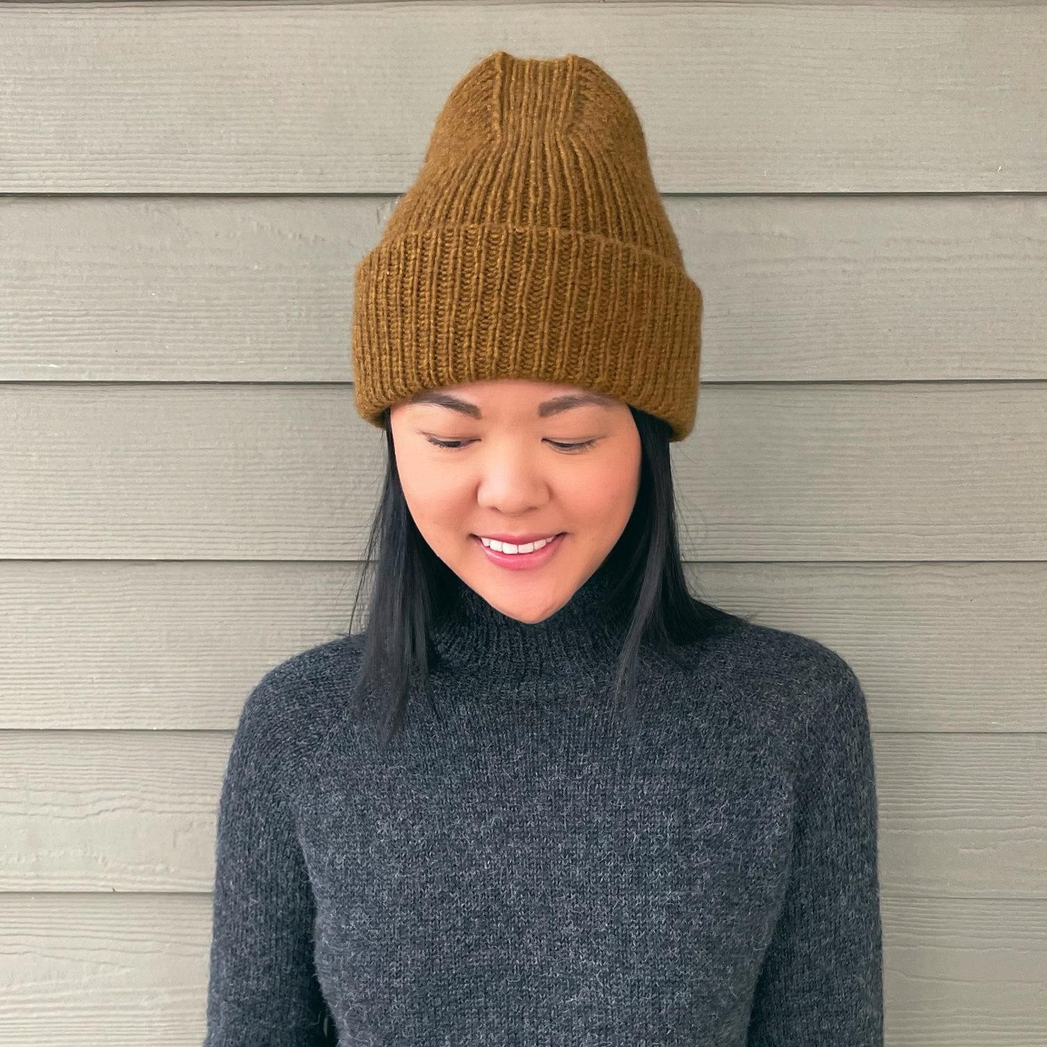 Шапка вязаная спицами резинкой с красивой макушкой Manhattan