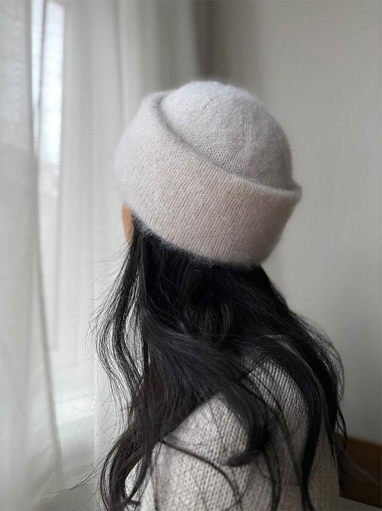 Белая пушистая шапка спицами