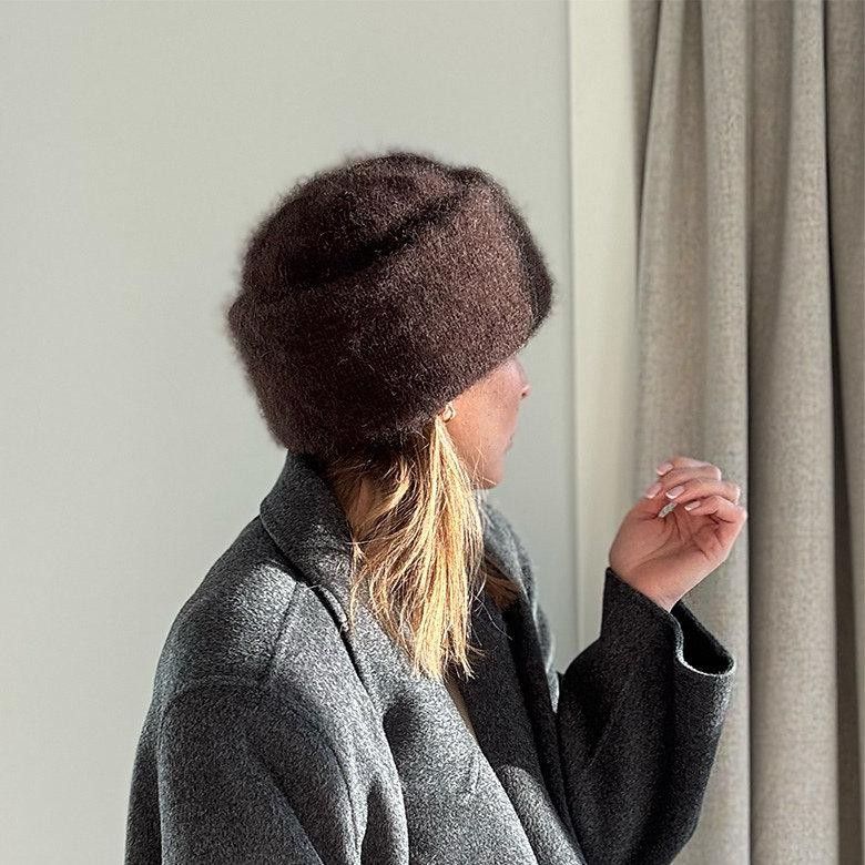 Модная пушистая шапка связанная спицами и начесанная, описание